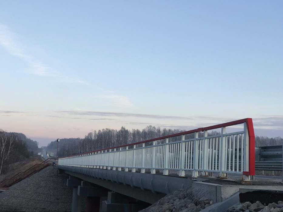 Перильное ограждение на мостовом переходе